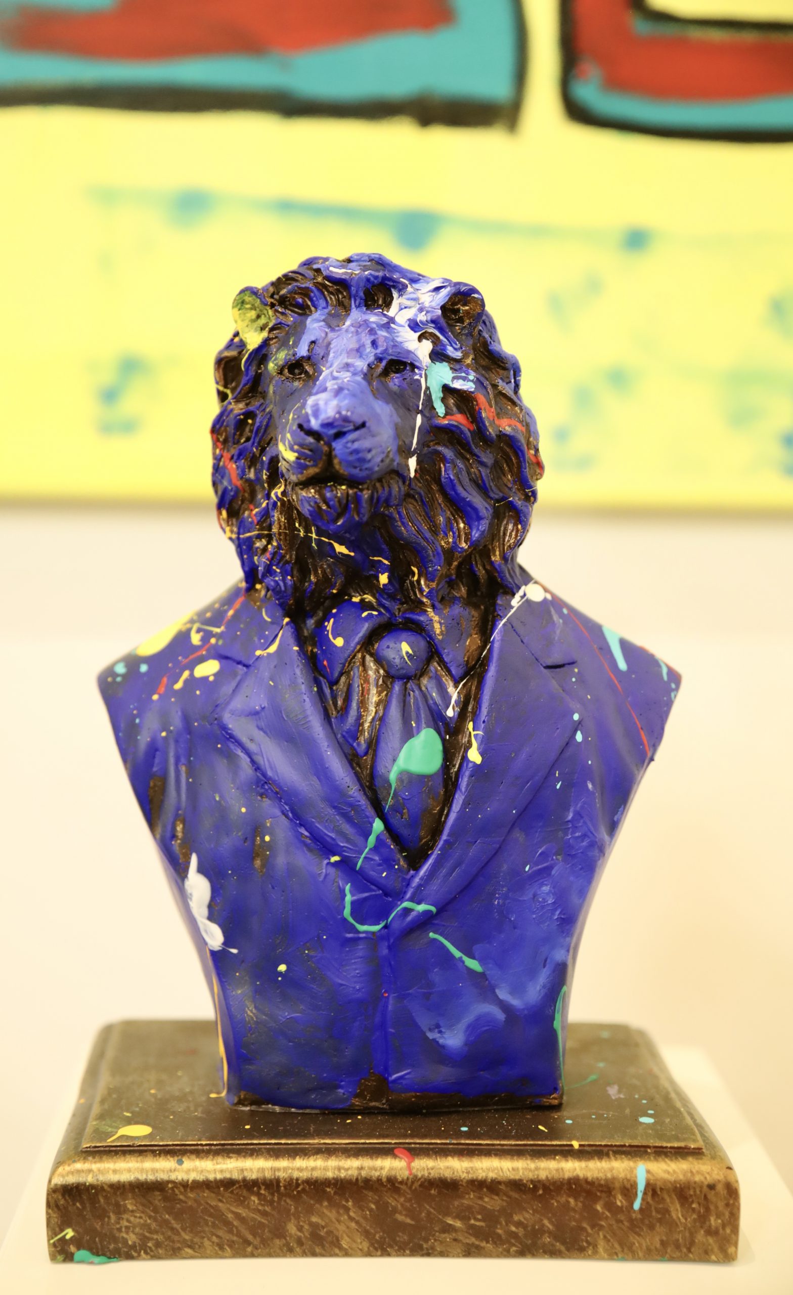 Josue Benjamin, Titel_ blauer Löwe, Material_ Ton , mit Acryl bemalt, Größe_ 28,5cm , Jahr 2024