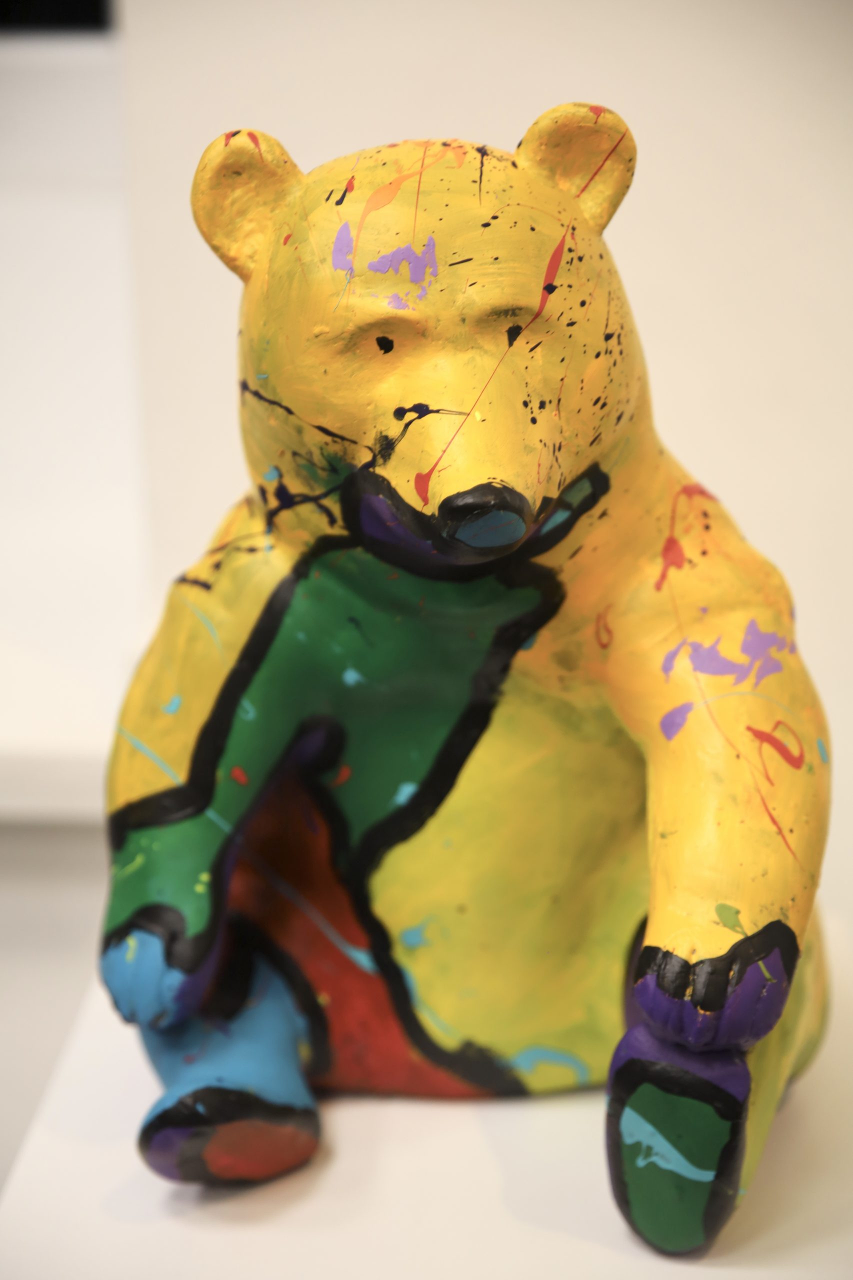 Josue Benjamin, Titel_ sitzender Bär, Material_ Ton bemalt mit Acryl, Größe_35,5cm, Jahr 2024