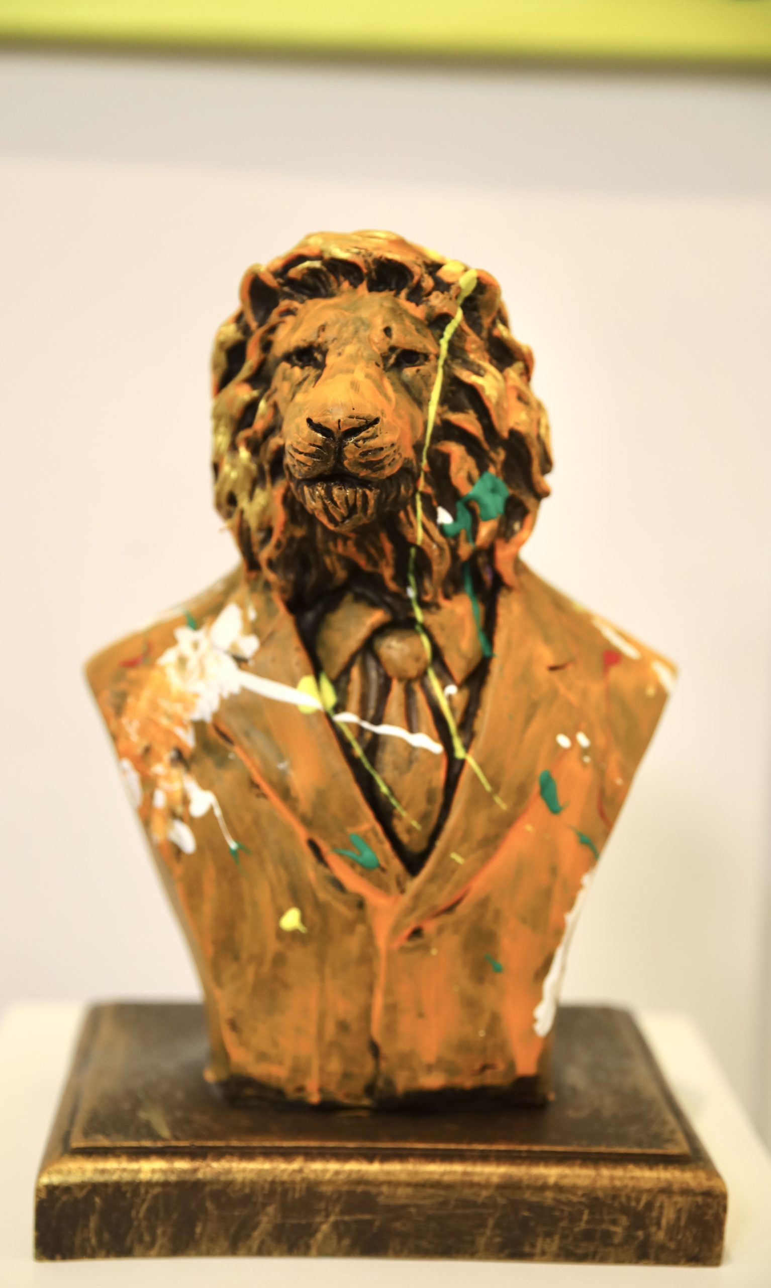 Josue Benjamin,Titel_Goldener Löwe, Material_ Ton, mit Acryl bemalt , Größe_28cm, Jahr 2024